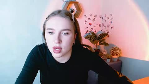 Snapshot of _julianaini_ chatting on 09.18.25 Jolia online show from 09.18.25