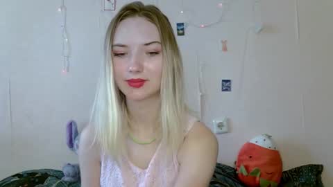 Snapshot of _kikiclark_ chatting on 09.17.25 _kikiclark_ online show from 09.17.25