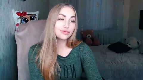 Snapshot of _kittyboo chatting on 11.29.25 Aleksa online show from 11.29.25