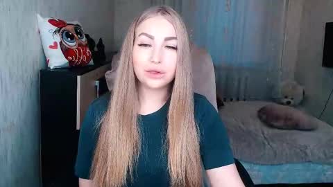 Snapshot of _kittyboo chatting on 12.14.25 Aleksa online show from 12.14.25