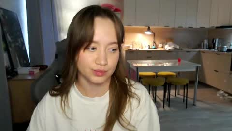 _lalune_ online show from 04.10.26