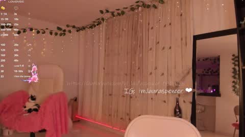 Laura online show from 11.08.25