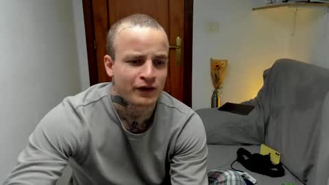 Snapshot of _layne chatting on 04.23.26 Layne online show from 04.23.26