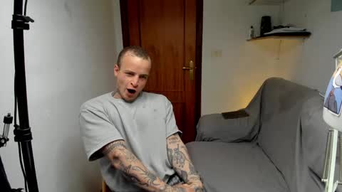 Snapshot of _layne chatting on 04.26.26 Layne online show from 04.26.26