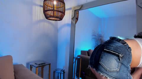 Snapshot of _luna_dupont_ chatting on 01.04.25  Luna  online show from 01.04.25