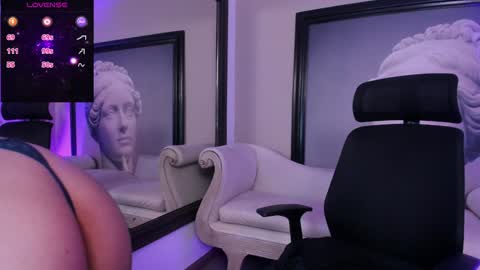 Snapshot of _luna_dupont_ chatting on 01.23.25  Luna  online show from 01.23.25