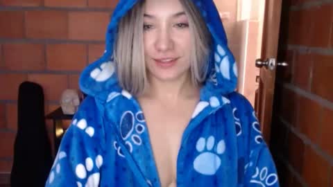 Snapshot of _lunablondie_ chatting on 01.10.25 _lunablondie_ online show from 01.10.25