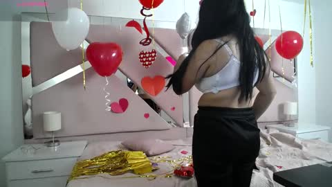 Snapshot of _miaaleon chatting on 02.06.25 Mia online show from 02.06.25
