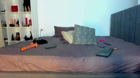 AstrideVonTeese online show from 09.17.25