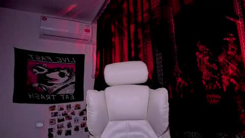 Snapshot of _misseva_ chatting on 05.21.26 Miss Eva. if anyone in NYK to fuck here is sissy sn - online show from 05.21.26