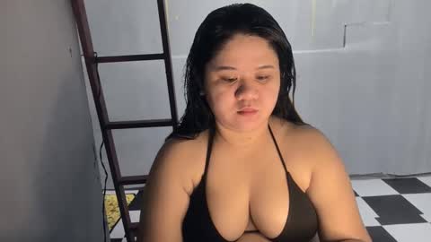 Snapshot of _natalieey chatting on 11.22.25 nics online show from 11.22.25