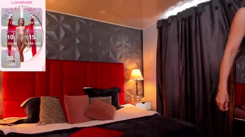 _nicoletteshea_ online show from 02.25.25