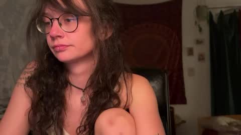 Snapshot of _nyxo chatting on 04.27.26 Mila online show from 04.27.26