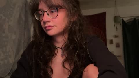 Snapshot of _nyxo chatting on 05.18.26 Mila online show from 05.18.26