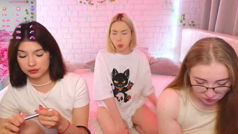 Snapshot of _ramune_ chatting on 10.10.25 Merlizz Eva Jane Mila Nicole left to right online show from 10.10.25