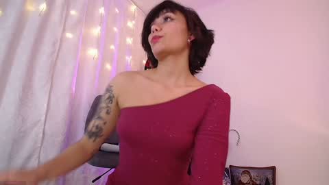 Snapshot of _sensualkitten_ chatting on 01.01.25 Laura online show from 01.01.25