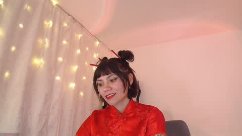 Snapshot of _sensualkitten_ chatting on 01.04.25 Laura online show from 01.04.25
