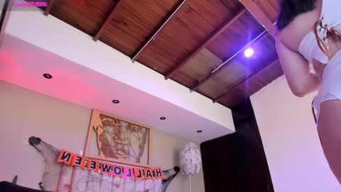    640  200   online show from 10.31.25