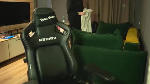 OLIVERpvt is open online show from 12.16.25