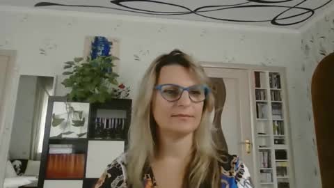 Snapshot of _sweetieray_ chatting on 10.14.25 Daria online show from 10.14.25