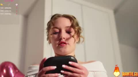 Snapshot of _taylor_swift chatting on 06.24.26 Taylor online show from 06.24.26