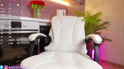 Snapshot of _top_skinny chatting on 01.31.25 Julia online show from 01.31.25