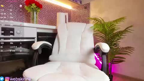 Snapshot of _top_skinny chatting on 03.09.25 Julia online show from 03.09.25