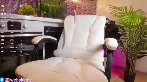 Snapshot of _top_skinny chatting on 09.22.25 Julia online show from 09.22.25