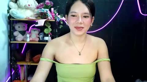 Snapshot of _urpetitegirl chatting on 05.14.26 _urpetitegirl online show from 05.14.26