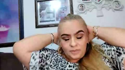 Snapshot of _valerie_rose chatting on 10.22.25 Valerie online show from 10.22.25