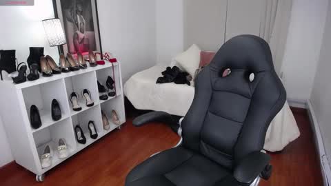 Snapshot of _victoria_collins chatting on 12.19.24 Sol online show from 12.19.24