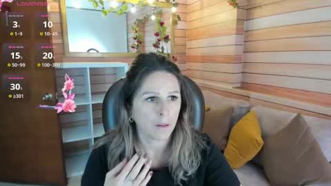Snapshot of _victoria_collins chatting on 04.27.26 Sol online show from 04.27.26