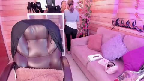 Snapshot of _victoria_collins chatting on 05.21.26 Sol online show from 05.21.26