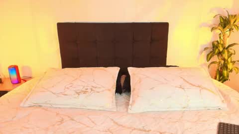 Snapshot of _victoria_foxx_ chatting on 12.05.25 Victoria Fox online show from 12.05.25