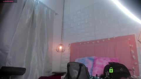 Snapshot of _victoria_milf_ chatting on 05.23.26 victoria online show from 05.23.26