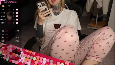 Snapshot of _viv1an_ chatting on 04.21.26 Alis online show from 04.21.26