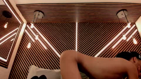 Snapshot of _white_fox_ chatting on 02.19.25 white fox online show from 02.19.25