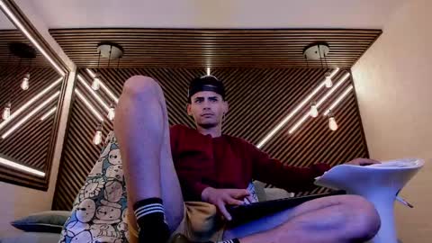 Snapshot of _white_fox_ chatting on 03.10.25 white fox online show from 03.10.25