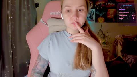 Snapshot of _witch__ chatting on 09.10.25 Enni online show from 09.10.25