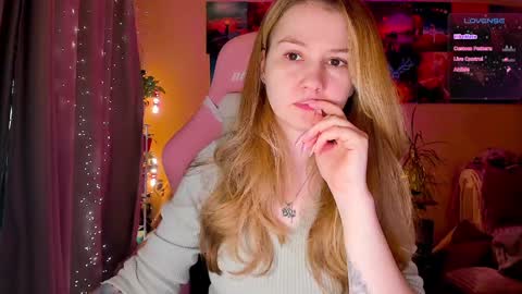 Snapshot of _witch__ chatting on 09.19.25 Enni online show from 09.19.25