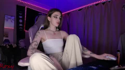 Snapshot of _yourwetdreams_ chatting on 04.19.26 Roxy online show from 04.19.26