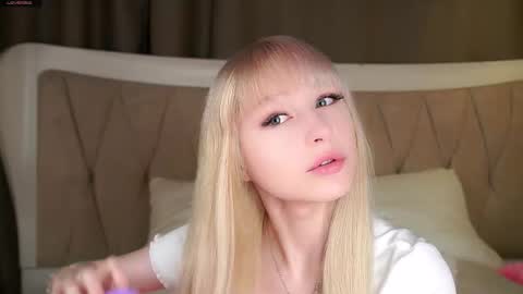 Snapshot of aameow chatting on 10.04.25 Amy online show from 10.04.25