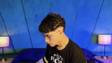 Aaron Ezequiel online show from 11.26.25