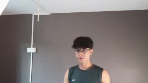 Snapshot of aaron_eze chatting on 04.18.26 Aaron Ezequiel online show from 04.18.26