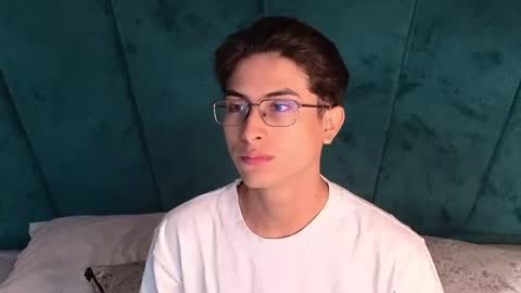 Snapshot of aaron_eze chatting on 04.26.26 Aaron Ezequiel online show from 04.26.26