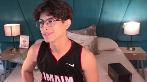 Snapshot of aaron_eze chatting on 05.16.26 Aaron Ezequiel online show from 05.16.26