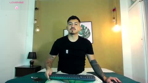 Snapshot of aaron_williams09 chatting on 03.05.25 Your aron online show from 03.05.25