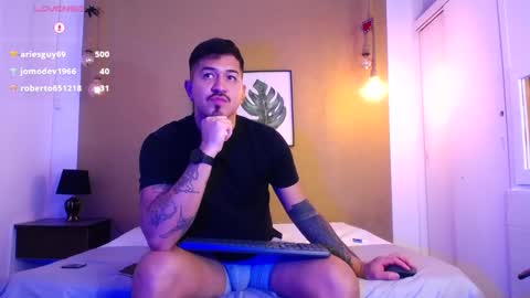 Snapshot of aaron_williams09 chatting on 03.07.25 Your aron online show from 03.07.25