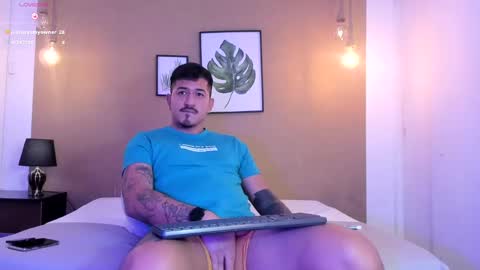 Snapshot of aaron_williams09 chatting on 03.09.25 Your aron online show from 03.09.25