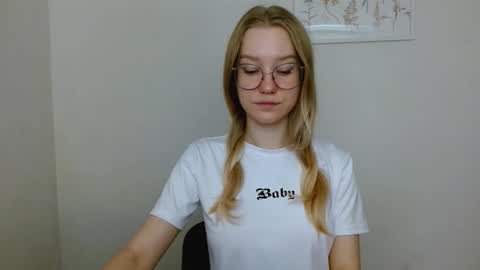 Snapshot of abbymoore__ chatting on 09.26.25 Abby Lovense is active online show from 09.26.25